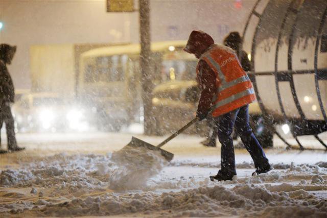 Moskova’ya 2 cm. kar yağdı, şehir kilitlendi