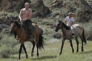 Putin belden yukarısını soyundu, ata bindi, ağaca tırmandı, olta ile balık tuttu