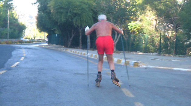 Yaşlı Rus turistin Marmaris'te paten keyfi