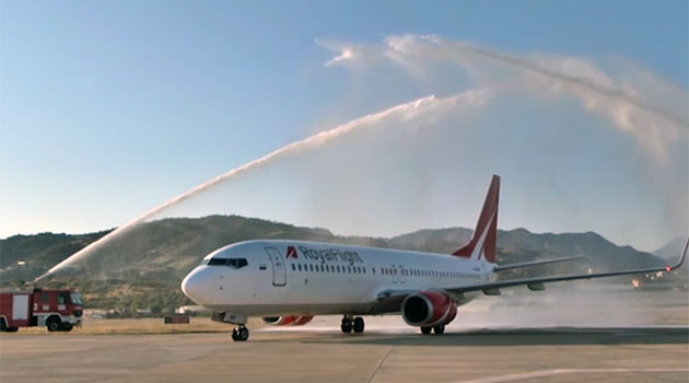 Charter ile Alanya'ya gelen Rus turistler böyle karşılanıyor