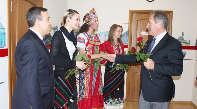 Bakan Günay, St.Petersburg’da Rus-Türk Kültür Merkezi’ni ziyaret etti