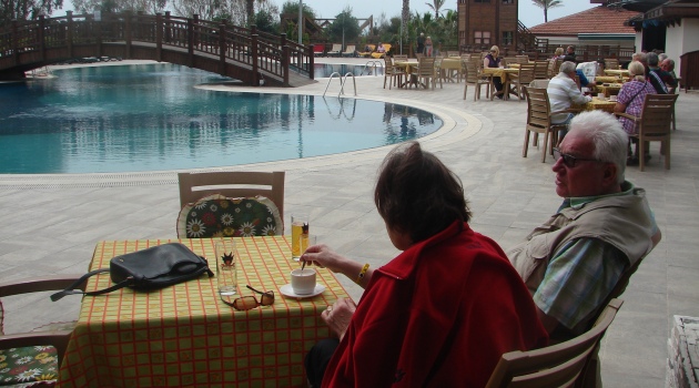 Zengin yaşlı Ruslar kışı Antalya'da geçiriyor