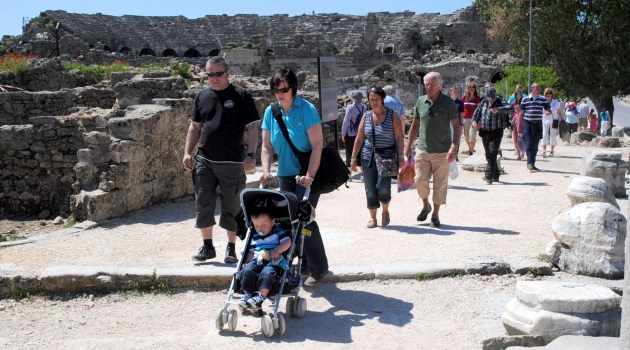 Rus turistler Almanları geçecek